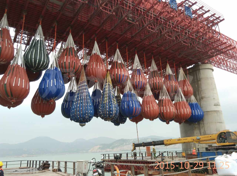 平潭海峡公铁两用大桥吊篮水袋预压1795吨